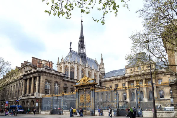 Paříž, Francie-1. duben, 2017: palác spravedlnosti Palais de justice se nachází v centru Paříže. Bývalá věznice, kde byla Marie Antoinette uvězněna předtím, než byla popravena na gilotinu — Stock fotografie