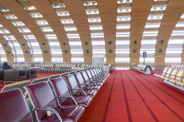Parigi, Francia - 1 aprile 2017: persone non identificate nella hall di partenza del terminal dell'aeroporto internazionale di Roissy Charles de Gaulle, Parigi, Francia, è un hub per la compagnia aerea francese Air France — Foto Stock