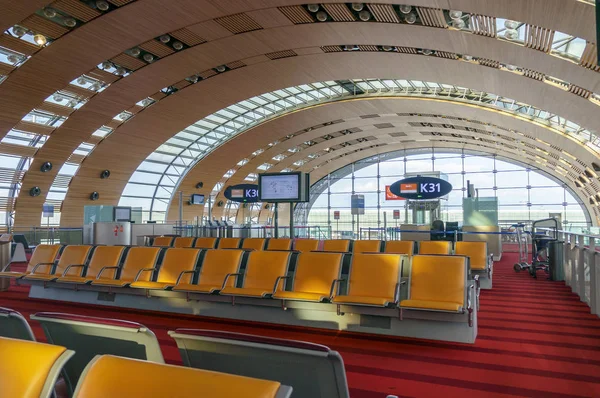 Paris, França - 1 de abril de 2017: Pessoas não identificadas no hall de partida no terminal do Aeroporto Internacional Roissy Charles de Gaulle, Paris, França, é um hub para a companhia aérea francesa Air France — Fotografia de Stock