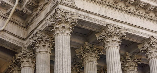 Antica colonna del tribunale di giustizia vintage — Foto Stock