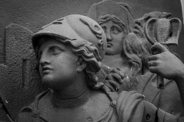 Atena, a antiga deusa grega. Mulher no capacete escultura clássica — Fotografia de Stock