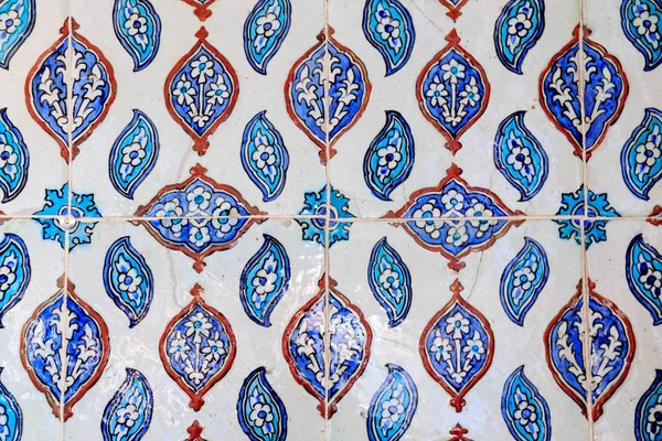 Types of ceramic tiles with Arabic ornament. Blue floral pattern. Turkish ceramics — Stock Photo, Image