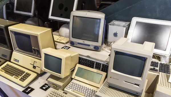 Estambul, Turquía, 23 de marzo de 2019: Apple Macintosh Classic Ordenador personal Ordenador original antiguo con teclado en pantalla en un museo Rahmi Koc, que detalla el avance de la tecnología — Foto de Stock