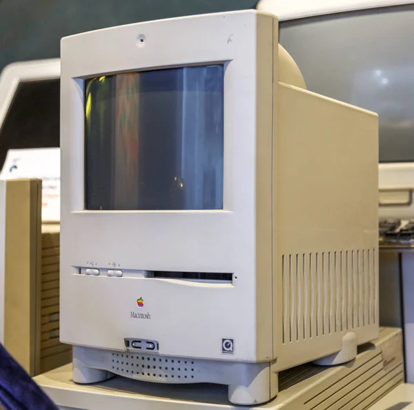 Istanbul, Turcia, 23 martie 2019: Apple Macintosh Classic Personal computer vechi original cu tastatură expusă într-un muzeu Rahmi Koc, detaliind progresul tehnologiei — Fotografie, imagine de stoc