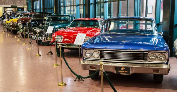 Estambul, Turquía, marzo de 2019: Coches clásicos en el Museo Industrial Rahmi M. Koc. El museo Koc tiene una de las colecciones de automóviles más grandes de Turquía. Salón de antigüedades nostálgicas vintage autos exhibidos —  Fotos de Stock