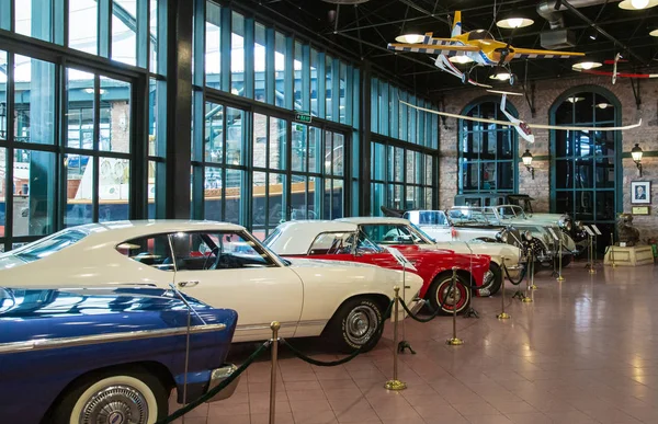 Istanboel, Turkije, maart 2019: oldtimers in rahmi M. Koc Industrial Museum. Koc Museum heeft een van de grootste auto voertuigen collectie in Turkije. Hal van vintage nostalgische antieke autos tentoongesteld — Stockfoto