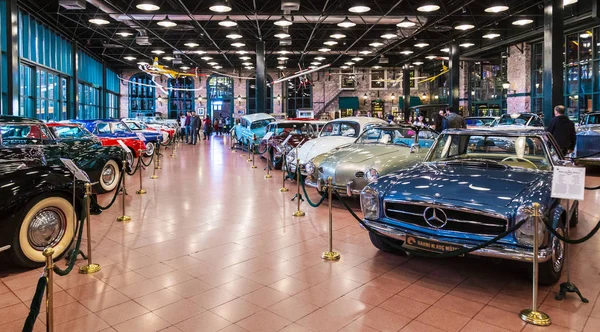 Stambuł, Turcja, marzec 2019: Klasyczne samochody w Rahmi M. koc Industrial Museum. Koc Muzeum ma jedną z największych samochodów samochodowych kolekcji w Turcji. Sala rocznika nostalgiczne zabytkowe Autos wystawione — Zdjęcie stockowe