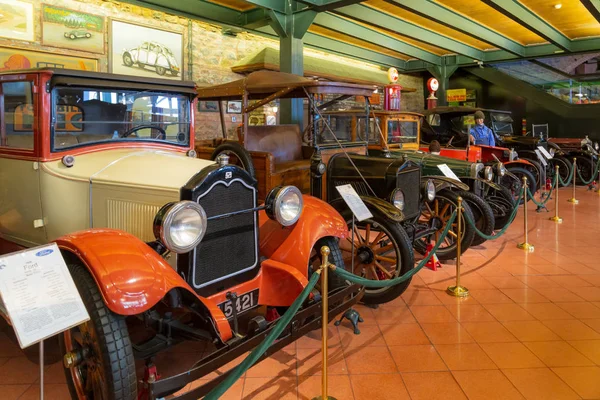 Istanbul, Türkei, März 2019: Oldtimer im Industriemuseum Rahmi m. koc. Koc Museum verfügt über eine der größten Automobil-Sammlungen in der Türkei. Ausstellung nostalgischer Oldtimer — Stockfoto