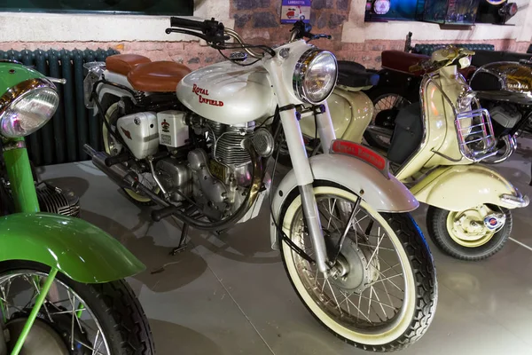 Istambul, Turquia, 23 de março de 2019: Motocicletas clássicas em Rahmi M. Koc Industrial Museum. Museu Koc é um museu industrial dedicado à história dos transportes, indústria e comunicações — Fotografia de Stock