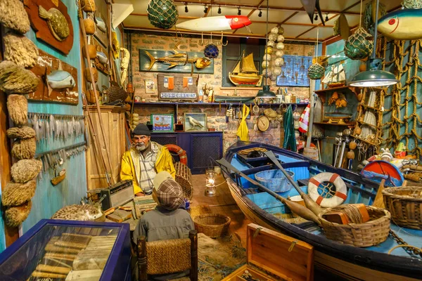 Istanboel, Turkije, 23 maart 2019: visser in Boathouse met boot, visuitrusting en netten. Compositie in het rahmi M. Koc Industrial Museum — Stockfoto