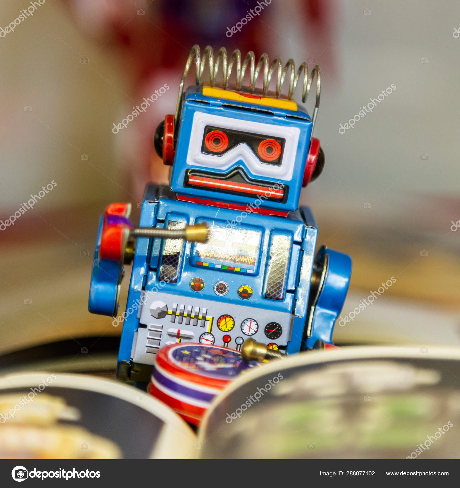 frio Ostentoso cansada Estambul, Turquía, 23 de marzo de 2019: Vintage tinplate old toy robot.  Museo Industrial Rahmi M. Koc — Foto editorial de stock © gilmanshin  #288077102