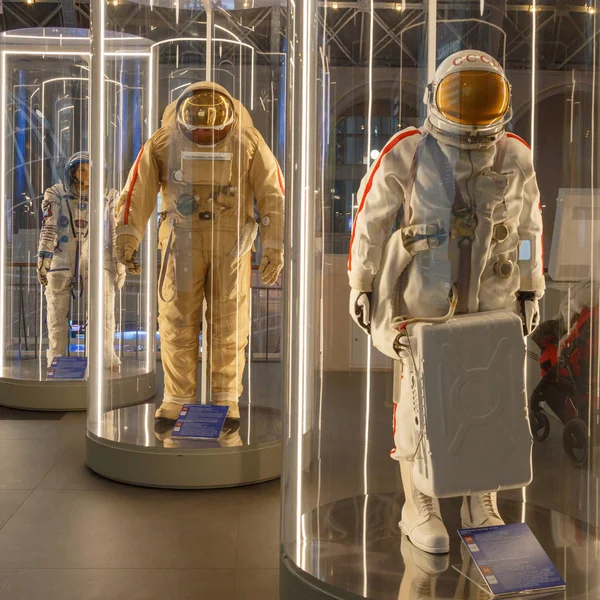 모스크바, 러시아-2018 년 11 월 28 일: 러시아 우주 비행사 spacesuits 공간 차량 임무를 위해 특별히 개발 된 모스크바 우주 박물관에서 — 스톡 사진