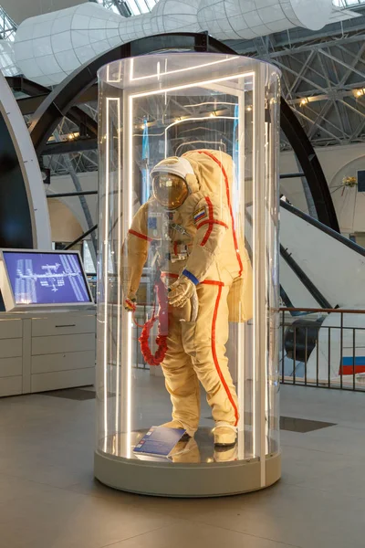 Mosca, Russia - 28 novembre 2018: Le tute spaziali degli astronauti russi nel museo spaziale di Mosca sono state sviluppate appositamente per le missioni dei veicoli spaziali — Foto Stock