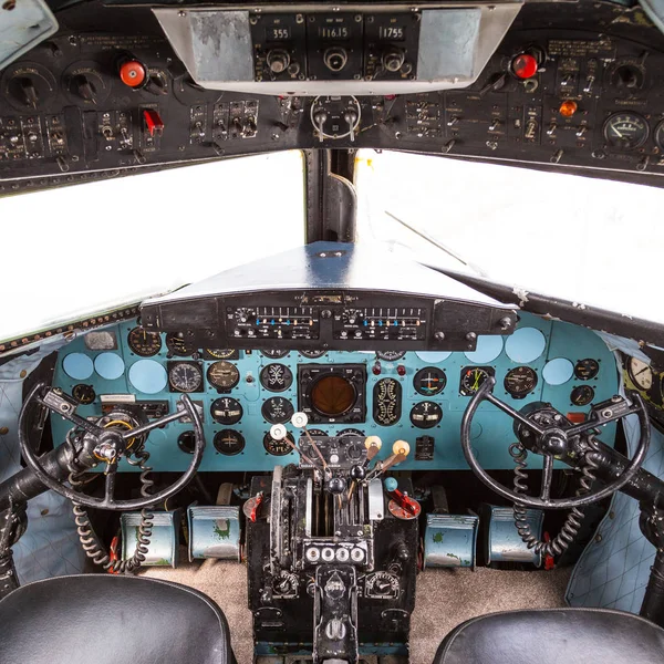 Istanbul (Turquie), le 23 mars 2019 : Cockpit du Douglas DC-3 au musée Rahmi M. Koc le 11 février 2012 Istanbul (Turquie). Plus de 16 000 Douglas DC-3 ont été produits de 1936 à 1950 — Photo