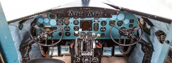 Istanbul, Turkey, 23 March 2019: Cockpit of Douglas DC-3 at Rahmi M. Koc Museum on February 11, 2012 Istanbul, Turkey. Over 16,000 Douglas DC-3 was produced 1936 to 1950 — Stock Photo, Image