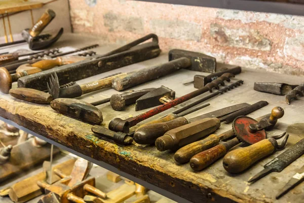 Collection of vintage woodworking tools on a rough workbench and blank copy space: carpentry — Stock Photo, Image