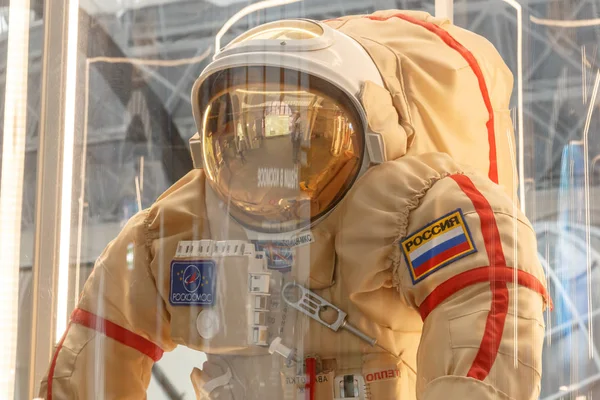 Mosca, Russia - 28 novembre 2018: Le tute spaziali degli astronauti russi nel museo spaziale di Mosca sono state sviluppate appositamente per le missioni dei veicoli spaziali — Foto Stock