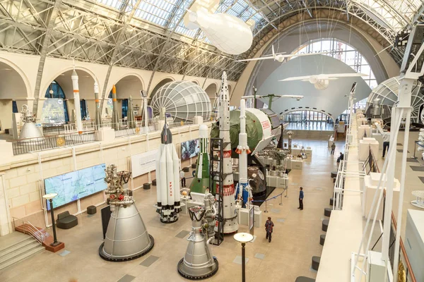 Moscú, Rusia - 28 de noviembre de 2018: Exposición interior en el pabellón espacial de VDNH. Museo moderno de exploración del cosmos ruso —  Fotos de Stock