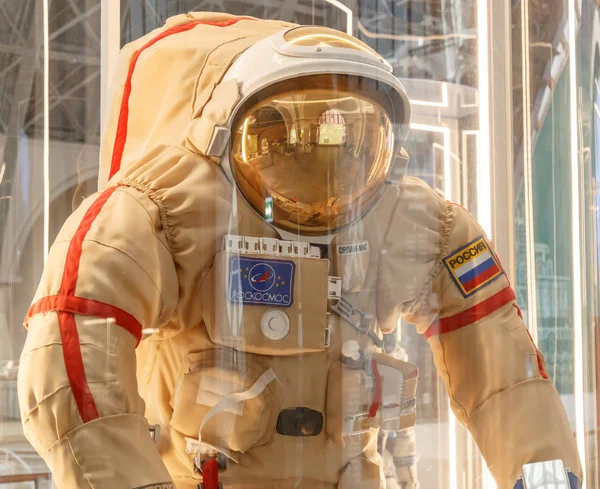 Moscú, Rusia - 28 de noviembre de 2018: Trajes espaciales del astronauta ruso en el museo espacial de Moscú que fue especialmente desarrollado para misiones de vehículos espaciales —  Fotos de Stock