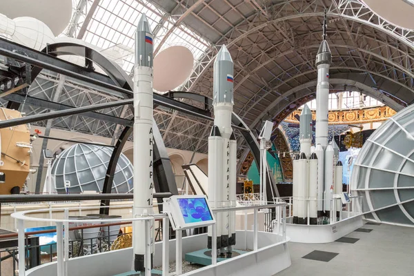 Moscou, Rússia - 28 de novembro de 2018: Exposição de interiores no pavilhão espacial do VDNH. Museu moderno de exploração cosmos russo — Fotografia de Stock