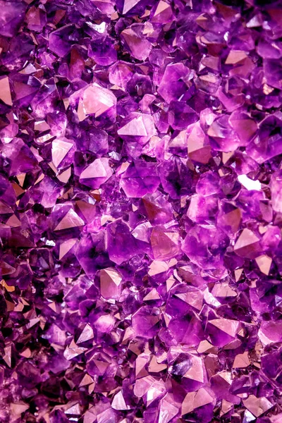 Фиолетовый кристалл аметистов. Минеральные кристаллы в природной среде. Текстура драгоценного и полудрагоценного камня — стоковое фото