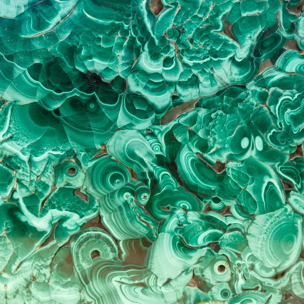 Malachiet groene minerale edelsteen textuur, malachiet achtergrond, groene achtergrond. Geweldige gepolijste natuurlijke plaat van groene malachiet minerale edelsteen specimen edelsteen macro als achtergrond — Stockfoto