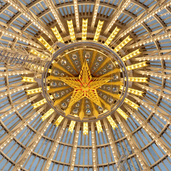 Moscou, Rússia - 28 de novembro de 2018: cúpula de vidro do pavilhão Cosmos do Espaço no VDNH - Exposição de conquistas da economia nacional — Fotografia de Stock