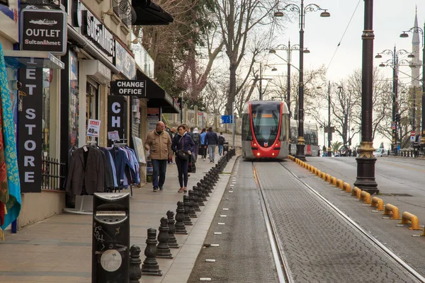 イスタンブール、トルコ - 2019年3月21日:イスタンブールのフダヴェンディガル通り。イスタンブールの歴史地区、グルハネ公園をリーズする通り、観光客に人気のエリアです — ストック写真