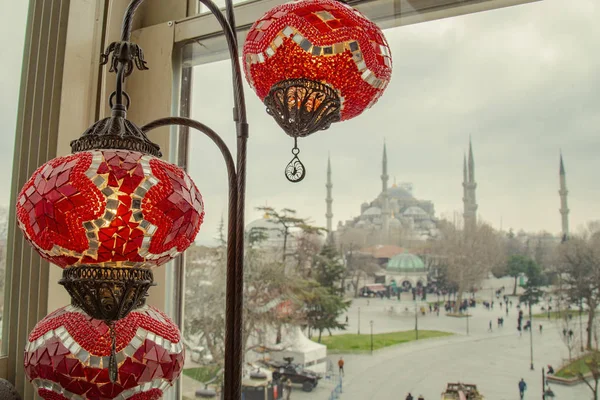 Istanbul, Turki - 21 Maret 2019: Masjid Biru dengan lentera turkish, juga disebut Masjid Sultan Ahmed di bawah sinar matahari di pagi hari pada musim semi di Istanbul, Turki — Stok Foto