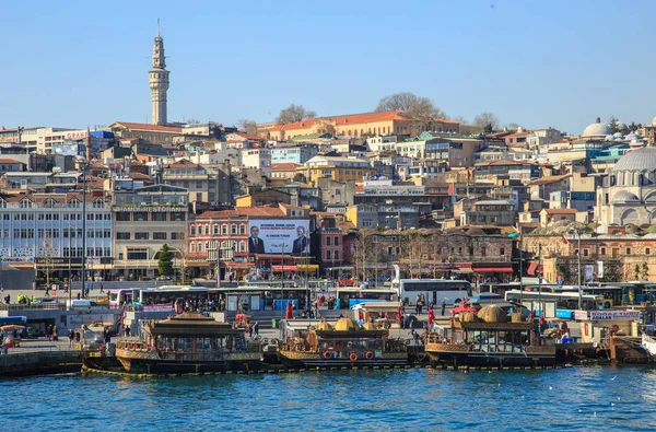 MIstanbul, Turquie - 22 mars 2019 : Bateau moderne sur la Corne d'Or avec vue sur la colline historique dans la vieille ville d'Istanbul - Istanbul, Turquie — Photo