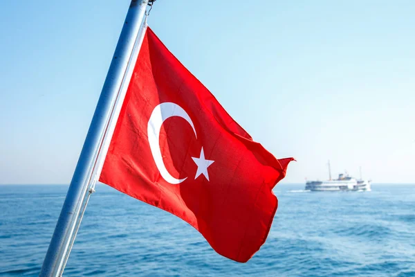 A cena da bandeira da Turquia. A bandeira turca está flutuando no ferry no mar — Fotografia de Stock