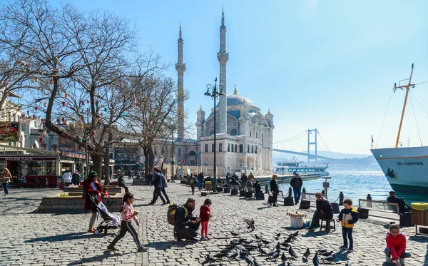 Istanbul, Turquie - 26 mars 2019 : Vue de la mosquée Ortakoy et du pont du Bosphore à Besiktas. Situé au bord de l'eau de la place Ortakoy jetée, l'un des endroits les plus populaires sur le Bosphore — Photo