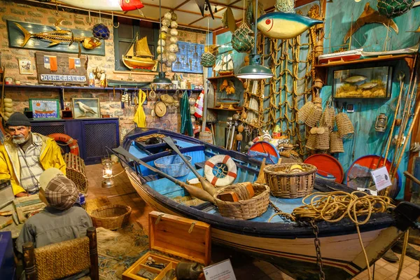 Istambul, Turquia, 23 de março de 2019: Pescador em casa de barcos com barco, equipamento de pesca e redes. Composição no Museu Industrial Rahmi M. Koc — Fotografia de Stock