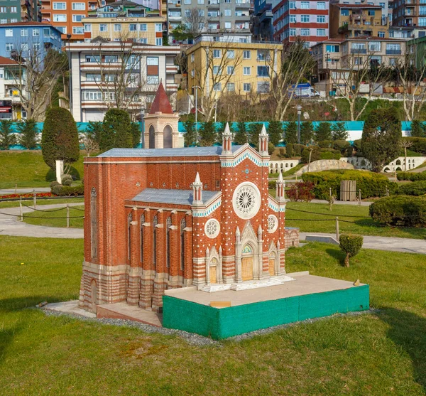 Estambul, Turquía - 23 de marzo de 2019: Miniaturk es un parque en miniatura en Estambul, Turquía. El parque contiene 122 modelos. Vista panorámica de Miniaturk —  Fotos de Stock