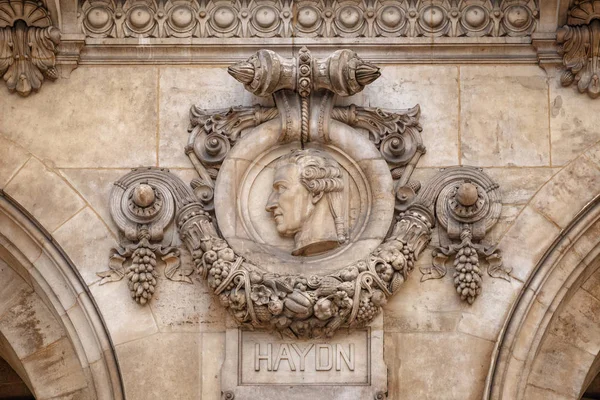 Paris, France, 31 mars 2017 : Détails architecturaux de l'Opéra national de Paris. Façade Haydn sculpture. Le Grand Opéra est un célèbre édifice néo-baroque à Paris, France - Patrimoine mondial de l'UNESCO — Photo