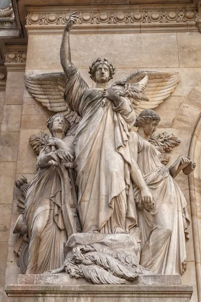 Paris, Frankrike, mars 31, 2017: Opera National de Paris: Grand Opera Garnier Palace är en berömd Neo-barockbyggnad i Paris. Palais är en 1 979-sits operahus, som byggdes från 1861 till 1875 — Stockfoto