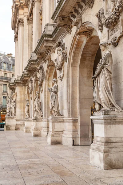 Paris, França, 31 de março de 2017: Opera National de Paris: Grand Opera Garnier Palace é um famoso edifício neo-barroco em Paris. O Palais é uma casa de ópera de 1.979 lugares, que foi construída de 1861 a 1875. — Fotografia de Stock