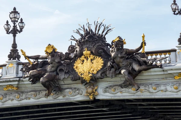 Париж-15 жовтня: Pont Александр III в Парижі, що охоплює річку Сени. Прикрашений декоративними лампами і скульптурами в стилі модерн. Найбільш багато прикрашений, екстравагантний міст в Парижі — стокове фото
