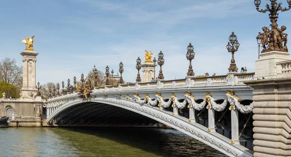 Paris, France, 31 mars 2017 : Pont Alexandre III à Paris, enjambant la Seine. Décoré avec des lampes Art Nouveau et des sculptures ornées. Le pont le plus orné et extravagant de Paris — Photo