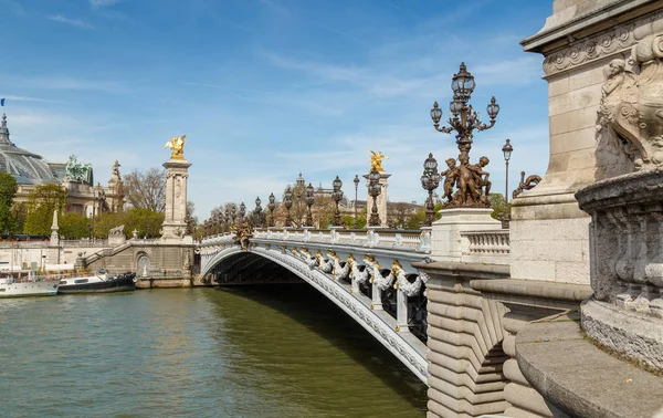 Paříž, Francie, 31. březen 2017: Pont Alexandre III, Paříž, nad řekou Seine. Vyzdobené zdobnými secesní lampami a plastiky. Nejzdobnější, extravagantní most v Paříži — Stock fotografie