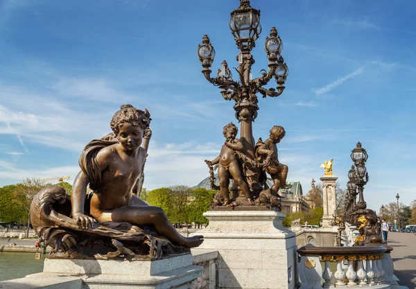 Parijs, Frankrijk, 31 maart 2017: Pont Alexandre III in Parijs, verspreid over de rivier de Seine. Versierd met sierlijke art nouveau lampen en sculpturen. De meest sierlijke, extravagante brug in Parijs — Stockfoto