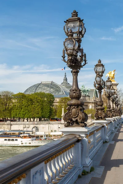 Παρίσι, Γαλλία, 31 Μαρτίου 2017: η γέφυρα Αλεξάντρ γ ' στο Παρίσι, που εκτείνεται στον ποταμό Σηκουάνα. Διακοσμημένο με περίτεχνα φωτιστικά αρ νουβό και γλυπτά. Η πιο περίτεχνη, εξωφρενική γέφυρα στο Παρίσι — Φωτογραφία Αρχείου