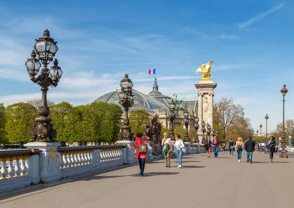 Париж, Франція, 31 березня 2017: Pont Александр III в Парижі, що охоплює річку Сени. Прикрашений декоративними лампами і скульптурами в стилі модерн. Найбільш багато прикрашений, екстравагантний міст в Парижі — стокове фото