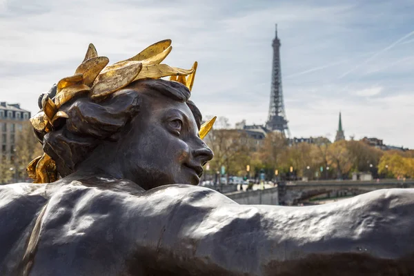 Paris, franz, 31. märz 2017: pont alexandre iii in paris, über die Seine. verziert mit kunstvollen Jugendstillampen und Skulpturen. die aufwendigste, extravaganteste brücke in paris — Stockfoto