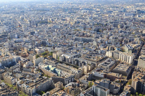 Paris, Franța, 30 martie 2017: Vedere aeriană a Parisului din Turnul Eiffel. Vedere panoramică a orizontului deasupra Parisului. Panorama peisajului pe acoperiș — Fotografie, imagine de stoc