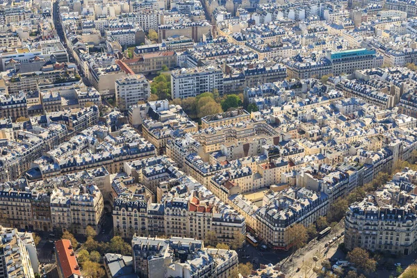 Paris, Franța, 30 martie 2017: Vedere aeriană a Parisului din Turnul Eiffel. Vedere panoramică a orizontului deasupra Parisului. Panorama peisajului pe acoperiș — Fotografie, imagine de stoc