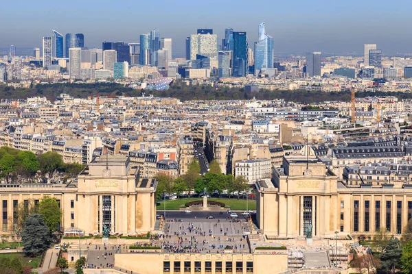 Paris, France, 30 mars 2017 : Vue aérienne de Paris depuis la Tour Eiffel. Vue panoramique sur l'horizon de Paris. Panorama paysage sur le toit — Photo