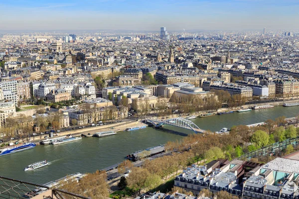 Paris, France, 30 mars 2017 : Vue aérienne de Paris depuis la Tour Eiffel. Vue panoramique sur l'horizon de Paris. Panorama paysage sur le toit — Photo