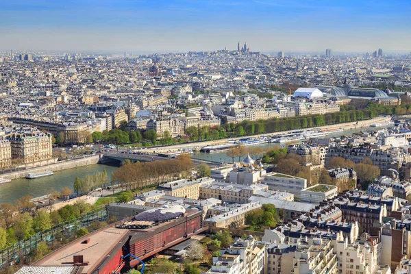 Párizs, Franciaország, március 30, 2017: légifelvétel Párizsban az Eiffel-toronytól. Panorámával a Skyline felett Párizsban. Tetőre panorámakép — Stock Fotó