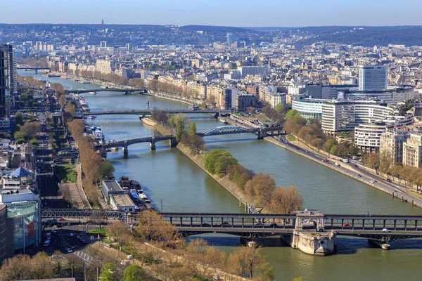 パリ、フランス、2017年3月30日:エッフェル塔からのパリの航空写真。パリのスカイラインのパノラマビュー。屋根の風景のパノラマ — ストック写真